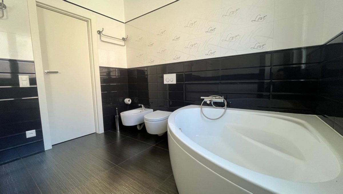 a49b587f-979e-4adf-bb3a-73191327b5e1