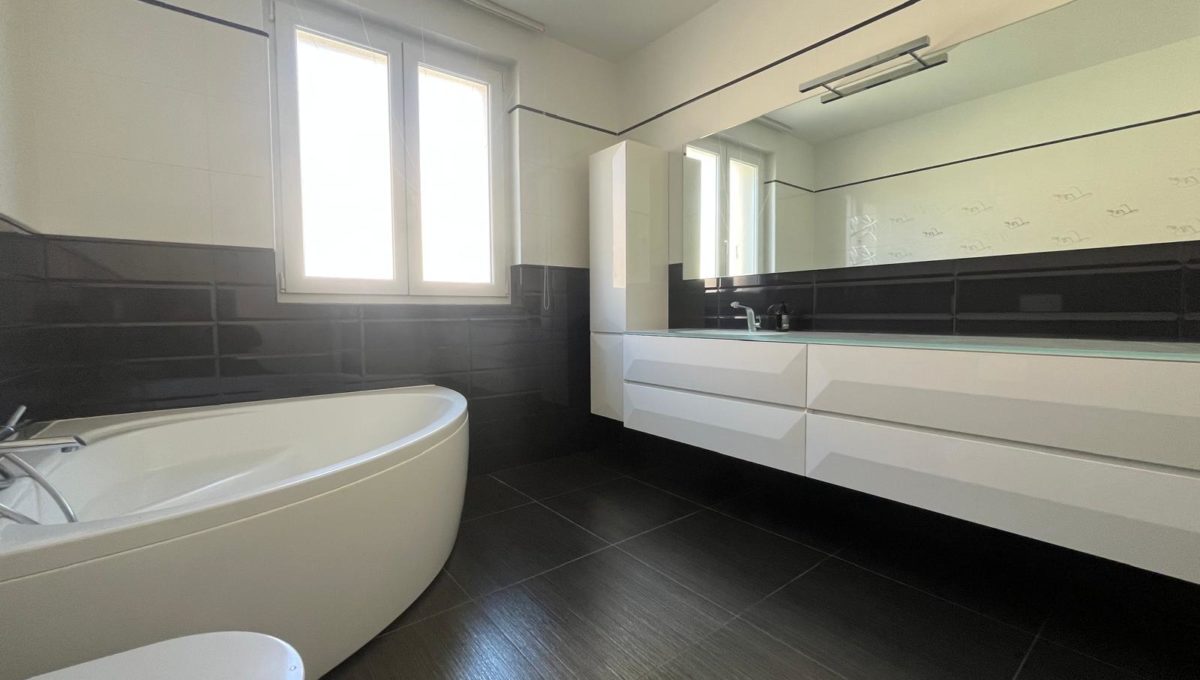 f6a5bd8e-ca6b-4765-b6a4-e5c5b75eff04